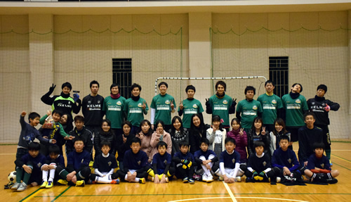 香川県のプラセールフットサルクラブ 三木スポーツ少年団との集合写真